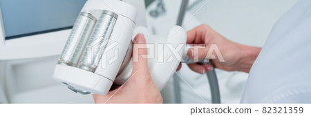 The masseur is preparing to make an hardware lpg massage in a beauty salon The masseur is preparing to make an hardware lpg massage in a beauty salon 82321359