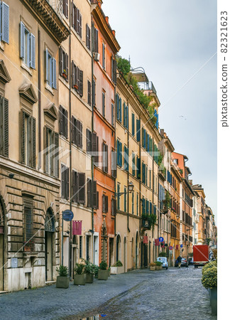 Street in Rome, Italy 82321623