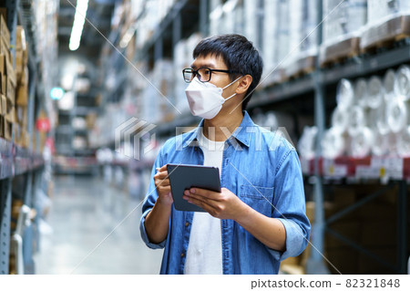 New Normal Asian men, staff, product wearing face mask. counting Warehouse Control Manager Standing, counting and inspecting products in the warehouse New Normal Asian men, staff, product wearing face mask. counting Warehouse Control Manager Standing, counting and inspecting products in the warehouse 82321848