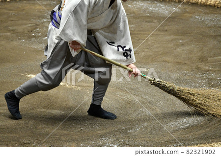 <Tokyo> Call to maintain the ring with a broom 82321902
