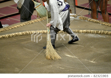 <Tokyo> Call to maintain the ring with a broom 82321903