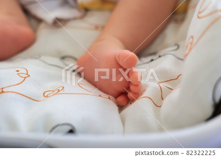 睡在床上的胖乎乎的可愛腳 82322225