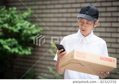 Delivery, distribution, middle-aged men 82322558