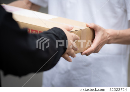 Delivery to home delivery, distribution, middle-aged men Delivery to home delivery, distribution, middle-aged men 82322724