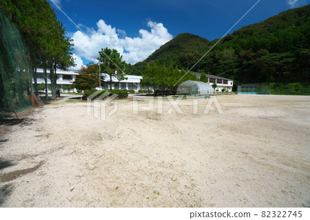 [關閉] 岡山縣新見市舊新見市上鄉中學操場和校舍 82322745