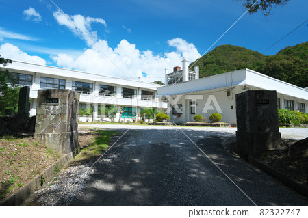 [關閉] 岡山縣新見市舊新見市上鄉中學正門和校舍 82322747
