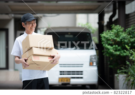 送貨、配送、中年男子、輕型貨車 82322817