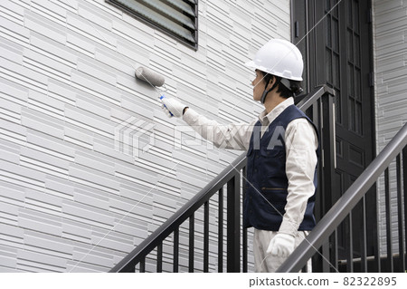 用滾筒粉刷獨立屋外牆的畫家 82322895