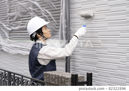 用滾筒粉刷獨立屋外牆的畫家 82322896