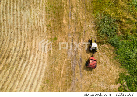 Tractor for making straw bales Tractor for making straw bales 82323168