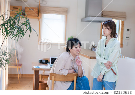 在家消磨時間的年輕夫婦 在家消磨時間的年輕夫婦 82323658