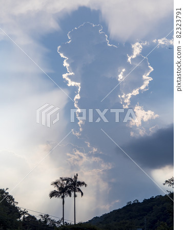 Beautiful sun crepuscular ray(beam) on the sky. Beautiful sun crepuscular ray(beam) on the sky. 82323791