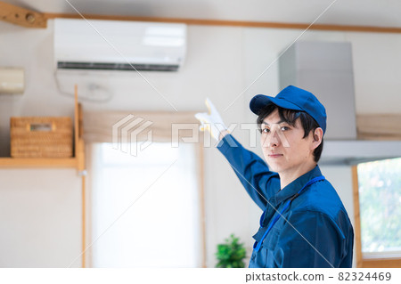 Technical staff to maintain the air conditioner 82324469
