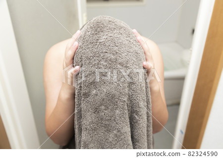 女孩洗澡後擦頭 82324590