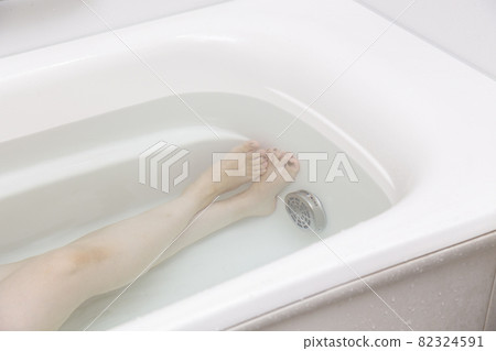 一個女人洗澡的腳 82324591