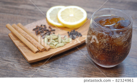 工藝可樂和必要的香料和檸檬的形象 82324961