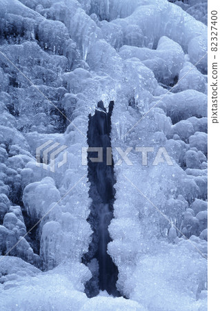 Frozen waterfall 82327400