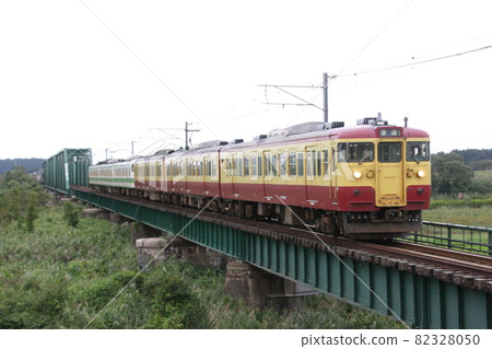 115 series nostalgic Niigata color running on the Echigo line 82328050