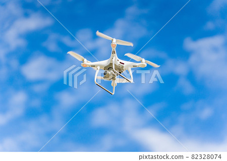 無人機和藍天 無人機和藍天 82328074