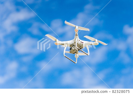 無人機和藍天 82328075