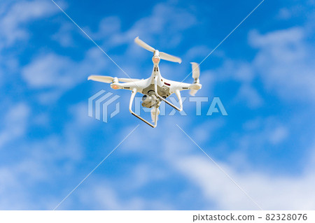 無人機和藍天 82328076