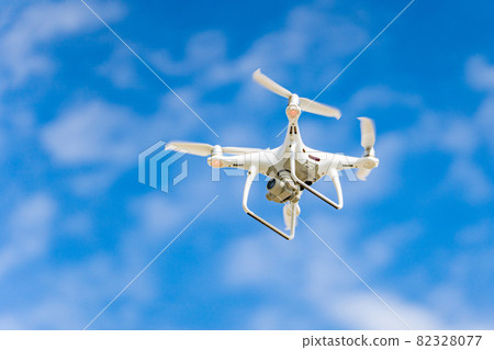 無人機和藍天 82328077