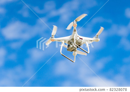 無人機和藍天 82328078