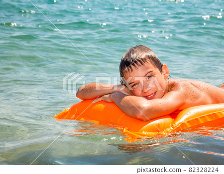 Boy on a inflatable mattress 82328224