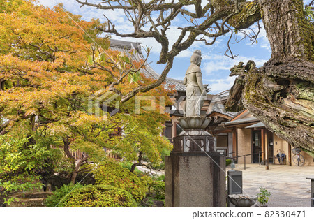 [東京堀切] 立於多門寺秋葉前的弘法大師和平觀音像。 82330471
