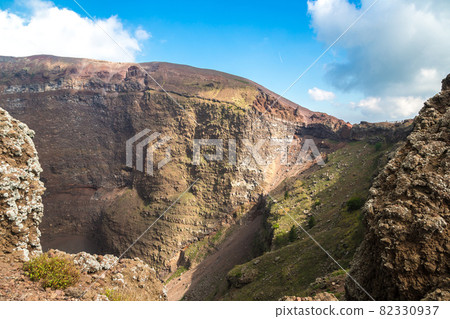 Vesuvius volcano crater Vesuvius volcano crater 82330937