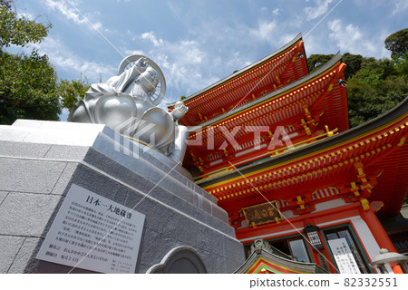 Chogosonshiji Temple, Tamazoin's three-storied pagoda and Jizo Bodhisattva sitting statue, Ikoma-gun, Nara Prefecture Chogosonshiji Temple, Tamazoin's three-storied pagoda and Jizo Bodhisattva sitting statue, Ikoma-gun, Nara Prefecture 82332551