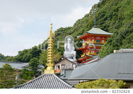 Chogosonshiji寺,玉藏院三層塔和地藏菩薩坐像,遠景,奈良縣生駒郡 Chogosonshiji寺,玉藏院三層塔和地藏菩薩坐像,遠景,奈良縣生駒郡 82332828