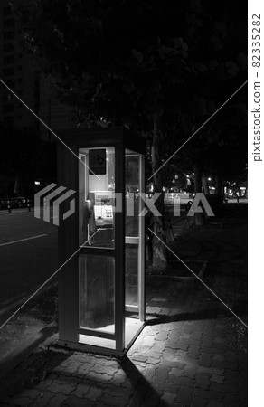 一個公用電話亭照亮了漆黑的夜路 82335282