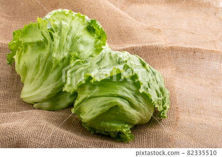 裝在黃麻袋中的生菜 新鮮蔬菜 春生菜 秋生菜 82335510