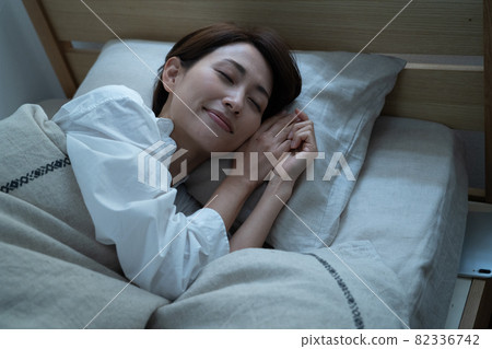 中間女人的睡眠圖像 82336742