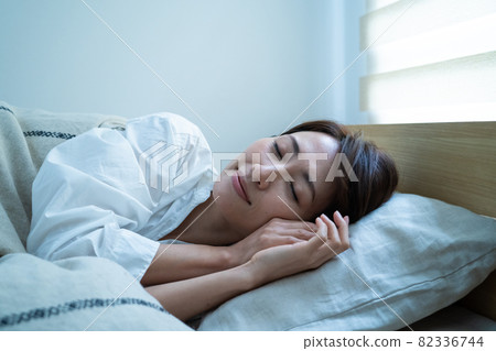 Sleep image of middle woman 82336744