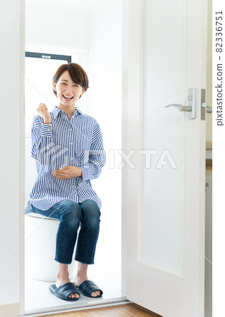 廁所裡的女人 廁所裡的女人 82336751