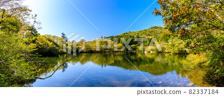 Panorama of fresh green cloud pond [Unzen city Nagasaki prefecture] 82337184