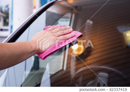 A man who washes a car A man who washes a car 82337419