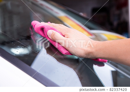 A man who washes a car 82337420