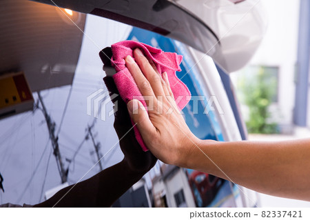 A man who washes a car 82337421
