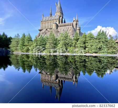 以晴朗的天空為背景的城堡和倒映在池塘上的倒影城堡 以晴朗的天空為背景的城堡和倒映在池塘上的倒影城堡 82337662