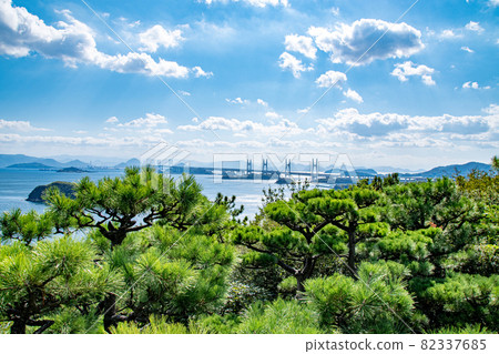 從岡山縣倉敷市和水山第二展望台眺望瀨戶大橋和瀨戶內海的景色 82337685