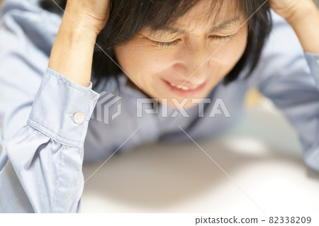 中年婦女抱頭頂禮，中年婦女手肘撐在桌子上 82338209