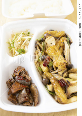 美味的川式炒星鰻和米飯外賣 美味的川式炒星鰻和米飯外賣 82339577