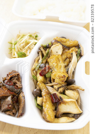 美味的川式炒星鰻和米飯外賣 美味的川式炒星鰻和米飯外賣 82339578