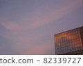 日落時分，紅色的雲彩倒映在建築物中 82339727