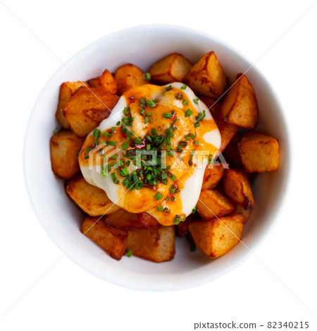 Baked potatoes with sauce aioli and chopped scallions 82340215