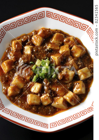 A bird's-eye view of Sichuan Mapo tofu with a lot of tofu on a black background 82341565