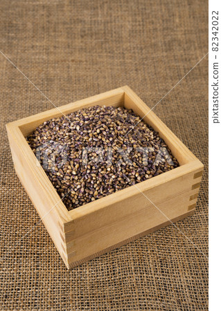 Purple rice cake, domestic miscellaneous grains, with shells, healthy ingredients 82342022